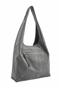 Bolso gris holgado para el hombro hecho de material texturizado, con un bolsillo delantero con cremallera y herrajes dorados, y una correa ancha y suave para el hombro.