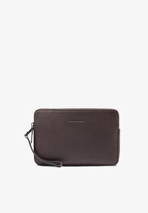 Pochette en cuir marron à texture lisse, fermeture éclair et sangle de poignet amovible. Présente un marquage discret à l'avant.