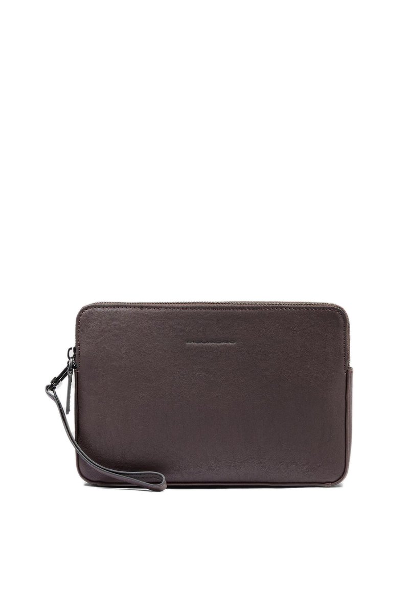 Pochette in pelle marrone con una texture liscia, chiusura a zip e cinturino da polso rimovibile. Presenta un marchio discreto sulla parte anteriore.
