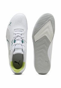 Weiße Sportschuhe mit perforiertem Obermaterial, akzentuiert in Türkis und mit grünen Details an der Ferse. Sie verfügen über eine strukturierten grauen Sohle mit vertikalen Rillen.