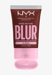 NYX Bare With Me Blurring Tint Foundation in Mocha is verpakt in een roze tube met een bruine label, dat voorzien is van vetgedrukte witte tekst voor de productnaam.