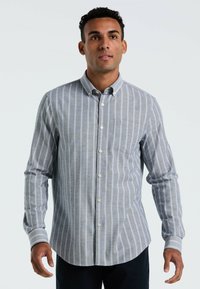 Overhemd in grijze stof met verticale blauwe strepen, lange mouwen, knoopmanchetten en een klein borstzakje. Klassiek kraagontwerp.