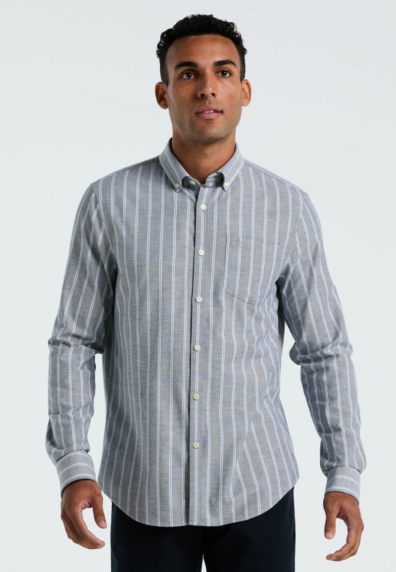 Overhemd in grijze stof met verticale blauwe strepen, lange mouwen, knoopmanchetten en een klein borstzakje. Klassiek kraagontwerp.