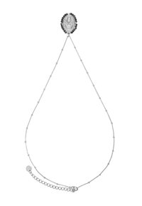 Silberne Kettenhalskette mit einem ovalen Anhänger mit einem filigranen Design, akzentuiert von kleinen schwarzen Perlen und einem Karabinerverschluss.