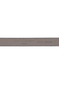 Szary skórzany pasek z wytłoczonym logo marki "LIEBESKIND" oraz rozmiarem "95CM", charakteryzujący się starannym szyciem i gładką fakturą.