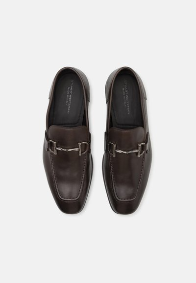 Brązowe skórzane buty wsuwane z kwadratowym noskiem, z ozdobną metalową klamrą i detalami przeszyć. Wyprodukowane we Włoszech, premium wykończenie.