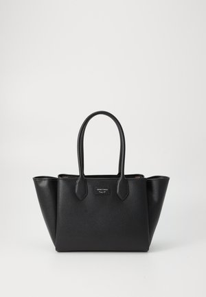 Sort struktureret tote taske lavet af tekstureret læder. Har to runde håndtag og et plade-logo på fronten. Bred, åben top.