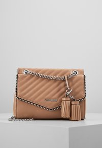 Välinen nahkainen olkalaukku hopeisella ketjuhihnalla, vinottain ommeltu, helmireunus, kaksi nahkaista tupsua ja Steve Madden -logo etuylälaidassa.