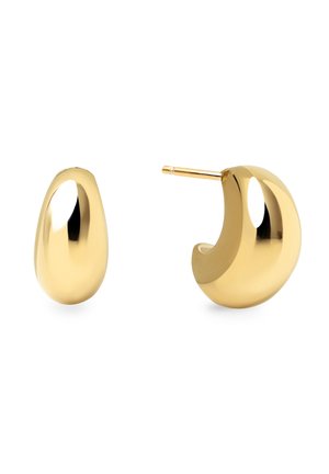 Paire de petites boucles d’oreilles créoles dorées et brillantes avec un design lisse et arrondi sur fond blanc, l’une montrant le devant et l’autre l’arrière.
