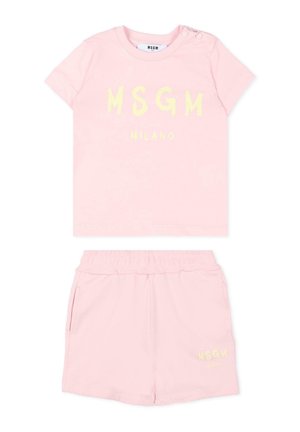 Completo per bambino piccolo rosa chiaro con maglietta a maniche corte e pantaloncini, con logo giallo "MSGM Milano" e bottoni a pressione sulla spalla della maglietta.