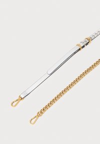 Μεταλλική αλυσίδα σε χρυσό με ανθεκτικούς κρίκους και δύο κλιπς κλειδώματος, μαζί με ένα λεπτό λευκό δερμάτινο λουράκι με χρυσό εξάρτημα και τρύπες ρύθμισης.