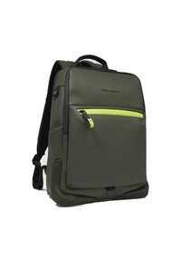 Groene rugzak met een strak ontwerp, gemaakt van duurzaam materiaal, voorzien van een voorvak met ritssluiting in fel lime en gewatteerde bandjes.