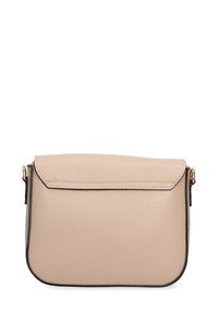 Borsa a tracolla in pelle beige con finitura texturizzata, forma curva, chiusura a pattina e dettagli metallici color oro.