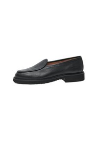 Scarpa nera in pelle senza lacci con punta arrotondata, superficie testurizzata, tacco basso e cuciture a contrasto lungo la suola. Nessun marchio visibile.