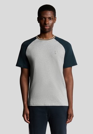 Grå kortærmet t-shirt med mørkegrønne raglanærmer, rund hals med beige kant, og et lille broderet logo på brystet.