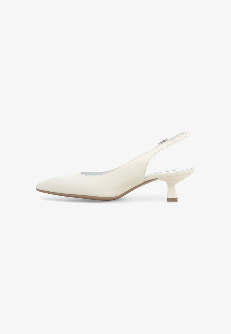 Scarpa slingback bassa in pelle bianca con punta affusolata e cinturino regolabile su sfondo bianco uniforme.