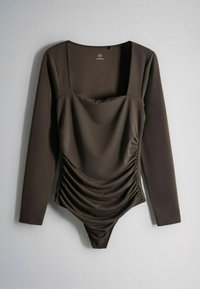 Body ajustado de manga larga color marrón oscuro con escote cuadrado y detalles fruncidos en la parte frontal, colgado sobre un fondo claro.