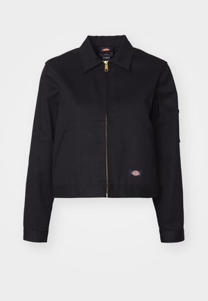 Schwarze kurz geschnittene Jacke aus robustem Stoff, mit einem Reißverschluss auf der Vorderseite, Seitentaschen und einem kleinen Logopatch auf der linken Seite.