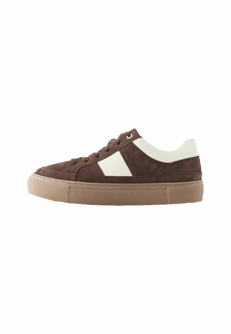 Pruun sametist madal sneaker valgete nahast aktsentidega, ümar varvas, lamedat talla ja paeltega disain. Tekstuuriga põhja, et tagada haare.
