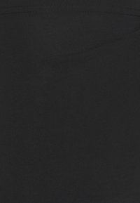 Tissu en coton noir avec une texture lisse, présentant une surface uniforme et sans motifs ou détails visibles. Convient pour un usage décontracté.