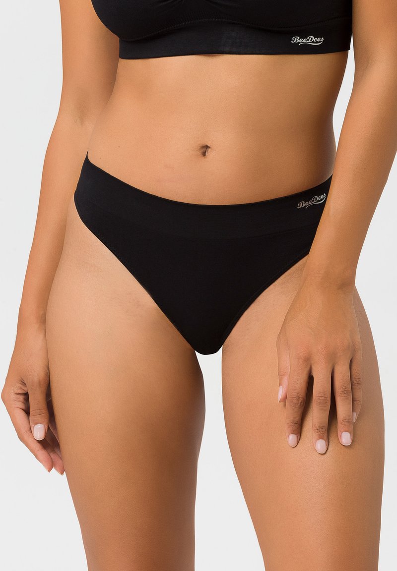Schwarzer Baumwoll-Bikini mit einem glatten Bund, hoch geschnittenen Beinen und minimaler Nahtverarbeitung. Weiche Textur mit "BeeDees"-Markenlogo am Bund.