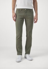 Oliwkowe dżinsy bawełniane o slim fit z gładką fakturą. Posiadają klasyczny, pięciopocketowy design oraz zapięcie na guzik.