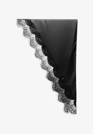 Schwarzer Satin-Schal mit gewelltem Spitzenbesatz. Die Spitze zeigt filigrane Blumenmuster und einen Fransenrand, der Textur und Detailreichtum verleiht.