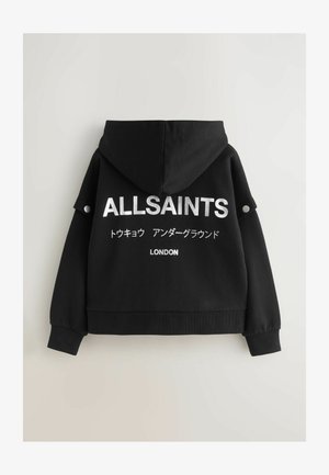 Hanorac negru cu glugă, având un logo alb mare "ALLSAINTS" și text în japoneză, cu "LONDON" dedesubt. Dispune de manșete și tiv răsucite.