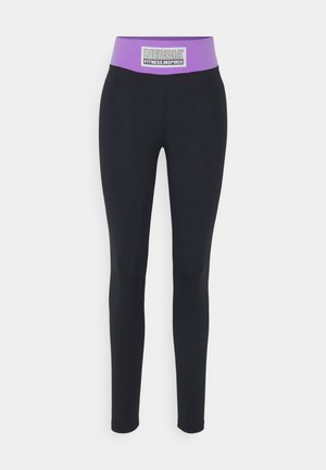Schwarze Leggings mit einem lila elastischen Taillenbund, der das Logo "NEBBIA FITNESS INSPIRED" trägt. Glatte Textur mit anliegendem Design.