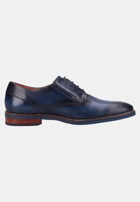 Chaussure de ville en cuir bleu foncé avec une finition lisse, à bout rond et quatre œillets. Semelle en bois marron avec une subtile touche de bleu.