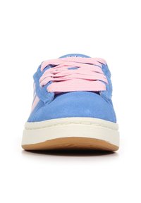 Niebieskie zamszowe trampki z różowymi sznurówkami, białą podeszwą pośrednią i gumową podeszwą. Charakteryzują się klasycznym wzornictwem z kontrastowymi paskami po bokach.