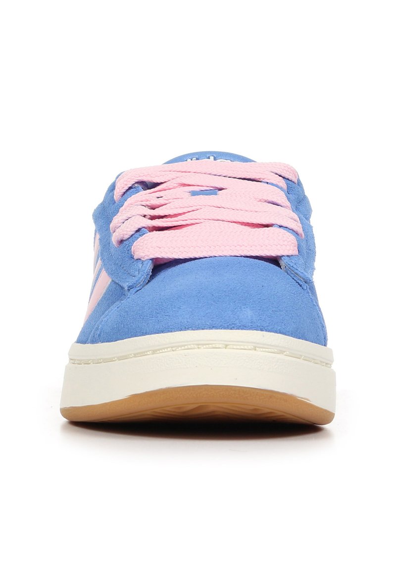 Sneaker blu in suede con lacci rosa, suola intermedia bianca e suola in gomma naturale. Presenta un design classico con strisce laterali a contrasto.