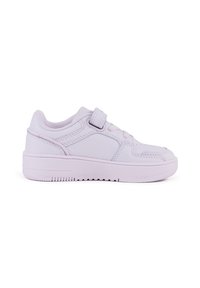 Sneaker viola chiaro con tomaia in pelle liscia, dettagli in mesh, chiusura con lacci piatti e una fascia. Presenta una suola in gomma testurizzata per una migliore aderenza.
