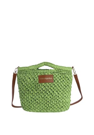 Bolso de mano tejido verde con asa incorporada, correa de hombro marrón desmontable y parche con logo marrón en el frente.