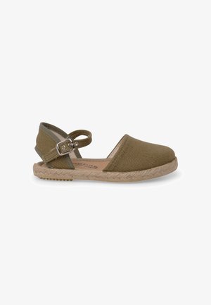 Espadrille en toile vert olive à bout fermé avec bride à la cheville et boucle argentée, semelle en jute tressé et semelle en caoutchouc.