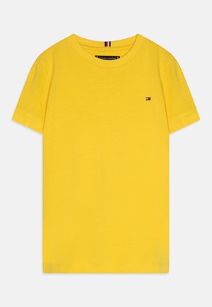 Gul bomuld t-shirt med korte ærmer, rund hals og et lille logo som accent. Glat tekstur, ingen synlige mønstre eller yderligere detaljer.