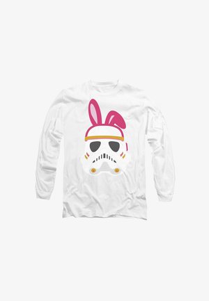 Weißes Langarmshirt mit einem Grafikdruck eines Stormtrooper-Helms, der pinke Hasenohren und ein gelbes Stirnband trägt. Einfaches, farbenfrohes Design.