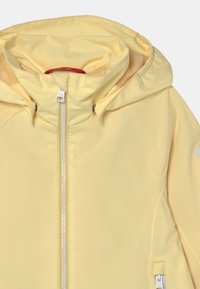 Chaqueta impermeable amarilla con capucha forrada de malla, cremallera frontal y bolsillos laterales. Presenta un diseño elegante y acentos de hardware mínimos.