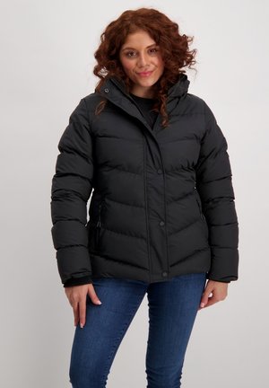 Zwarte pufferjack met een hoge kraag, drukknoopsluiting en ritszakken aan de zijkant. Beschikt over een gewatteerd patroon en geribde mouwen.