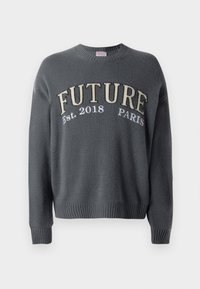 Maglione a maglia grigio scuro con polsini e orlo a coste, caratterizzato da "FUTURE Est. 2018 PARIGI" ricamato sul petto in beige e bianco.