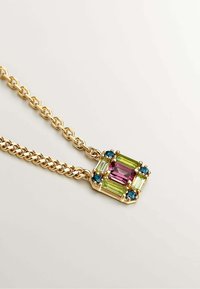 Collar de cadena de oro con un colgante rectangular que presenta piedras rosas, verdes y azules en un engaste de bisel, mostrando una mezcla de cortes.