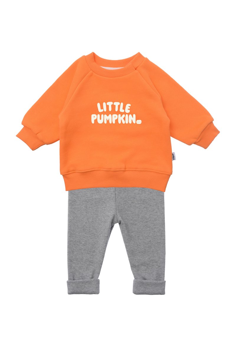 Oranger Pullover mit weißem "LITTLE PUMPKIN"-Text, kombiniert mit grauen Baumwollhosen mit umgeschlagenen Säumen. Weiches Material, lässige Passform.