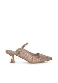 Scarpa con tacco alto color beige, slip-on, con punta affusolata, design con ritagli, cinturino decorato con pietre decorative e dettagli testurizzati sui lati.