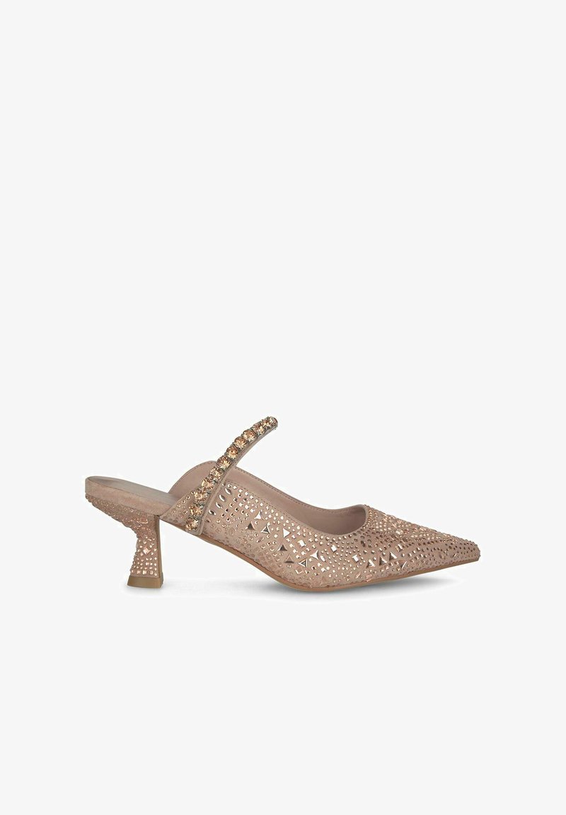 Scarpa con tacco alto color beige, slip-on, con punta affusolata, design con ritagli, cinturino decorato con pietre decorative e dettagli testurizzati sui lati.