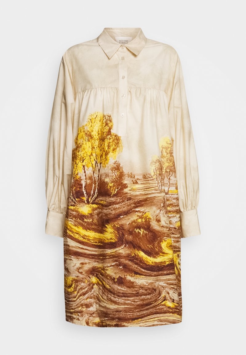 Robe chemise longue beige avec col et boutons, présentant un imprimé paysage d'arbres jaunes et bruns et de champs.