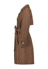 Abrigo trinchera acolchado marrón con cintura ceñida, cuello con muescas y puños abotonados. Presenta un patrón de diamantes en toda su superficie.