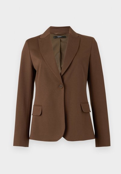 Καφέ σακάκι με ένα κουμπί, γιακά με άνοιγμα, δύο μπροστινές τσέπες με καπάκι και μακριά μανίκια, παρουσιάζεται σε μονόχρωμο φόντο.