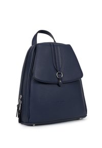 Zaino in pelle blu navy con forma strutturata, patta frontale, cuciture decorative e chiusura con zip. Presenta un manico superiore e accessori in argento.