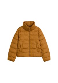 Pufferjack in warme mosterdkleur, met een hoge kraag, rits sluiting en twee voorkruiszakken met gestikte horizontale panelen.