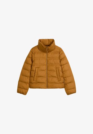 Veste matelassée de couleur moutarde chaude, dotée d'un col haut, d'une fermeture éclair et de deux poches avant avec des panneaux horizontaux cousus.